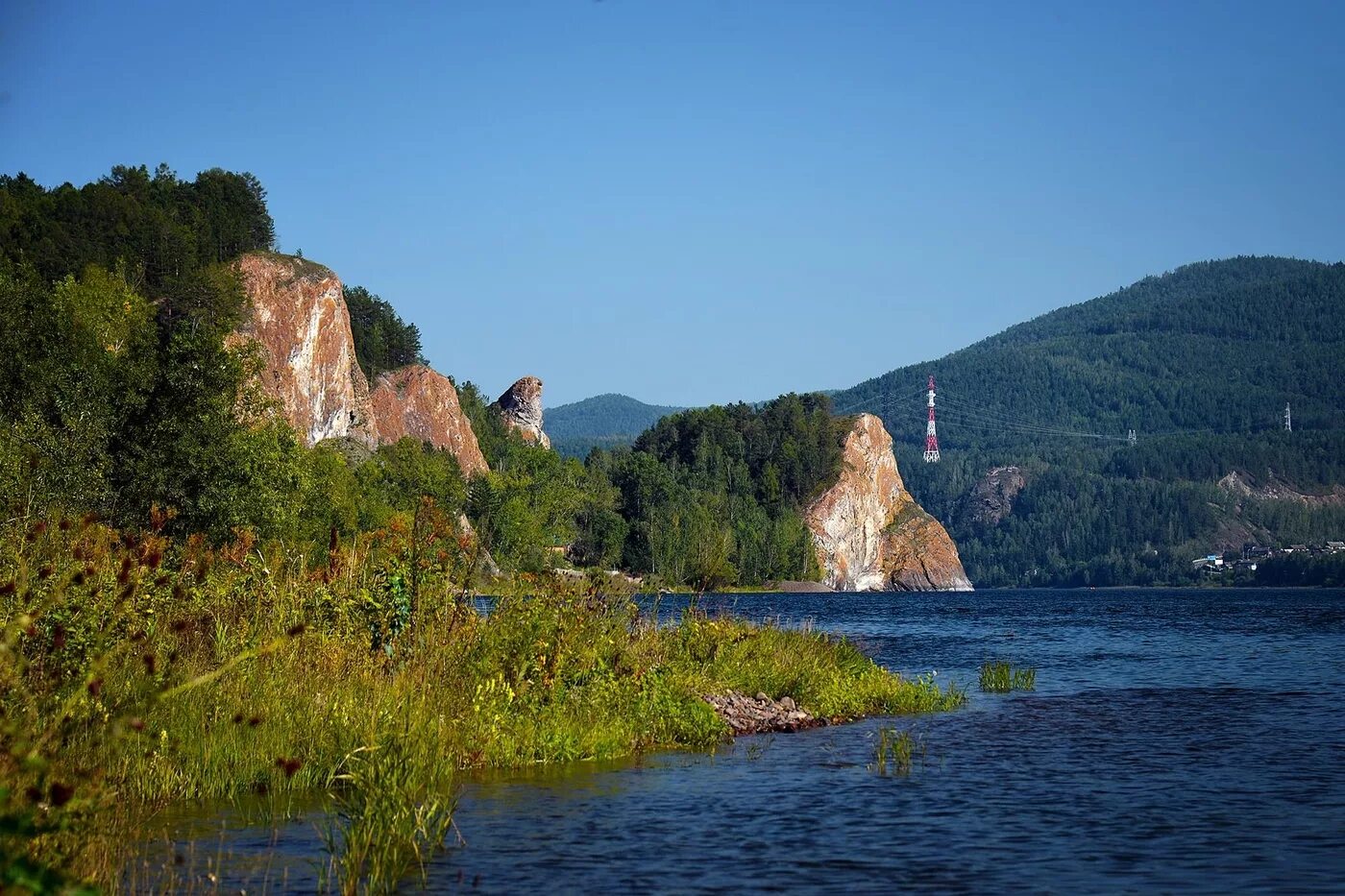 Что есть в красноярском крае. Скала Караульный бык Красноярск. Скала такмак Красноярск. Красноярск река Енисей столбы. Берег Енисея Красноярск.