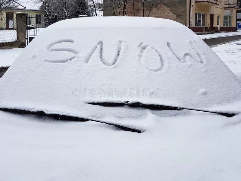 Машина покрытая снегом. Рисунки на заснеженных машинах. Смайлик на снегу от автомобиля. Рисунки из снега на машине.