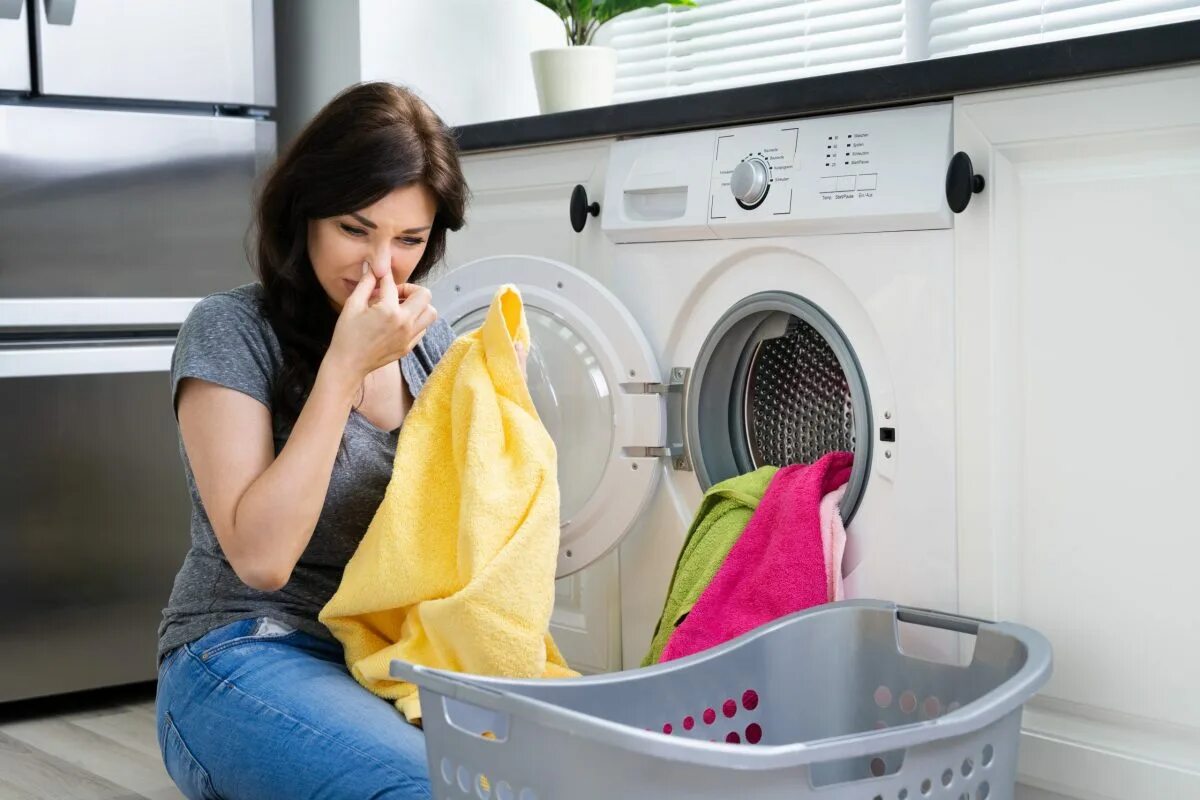 Неприятный запах ткани. Стиральная машина. Стирка одежды. Вонь из стиральной машинки. Мытье стиральной машины.