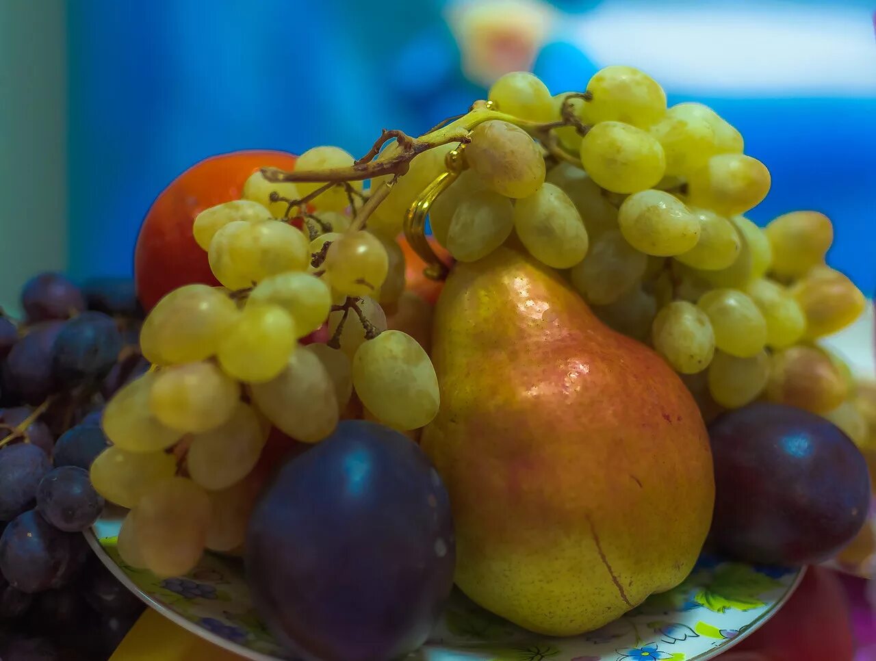 Grape pear. Груша и виноград. Сладкий виноград. Фрукты в вазе. Яблоки груши виноград.