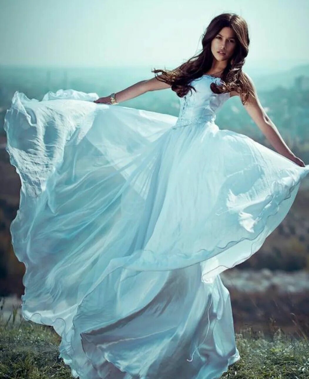 Красивая девочка в белом платье. Воздушное платье. Девушка в платье красивая. Девушка в длинном платье.