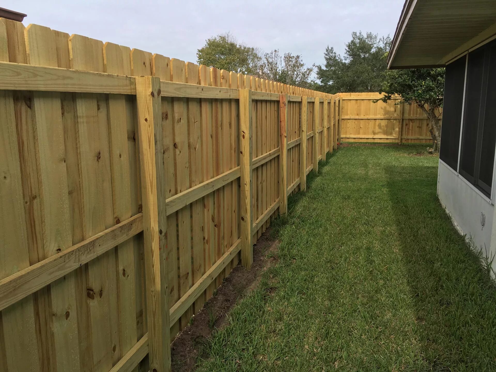 Ограждение для деревьев в саду. Постройка деревянных заборов. Забор из металла. Схема установки столбов для забора в бетоне. Сплошной деревянный забор.