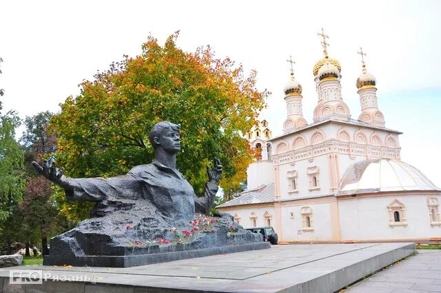 Памятник Есенину в Рязани. Памятник Сергею Есенину в Рязани. Памятник Есенину в Рязани в Кремле. Статуя Есенина в Рязани. Врач есенина рязань