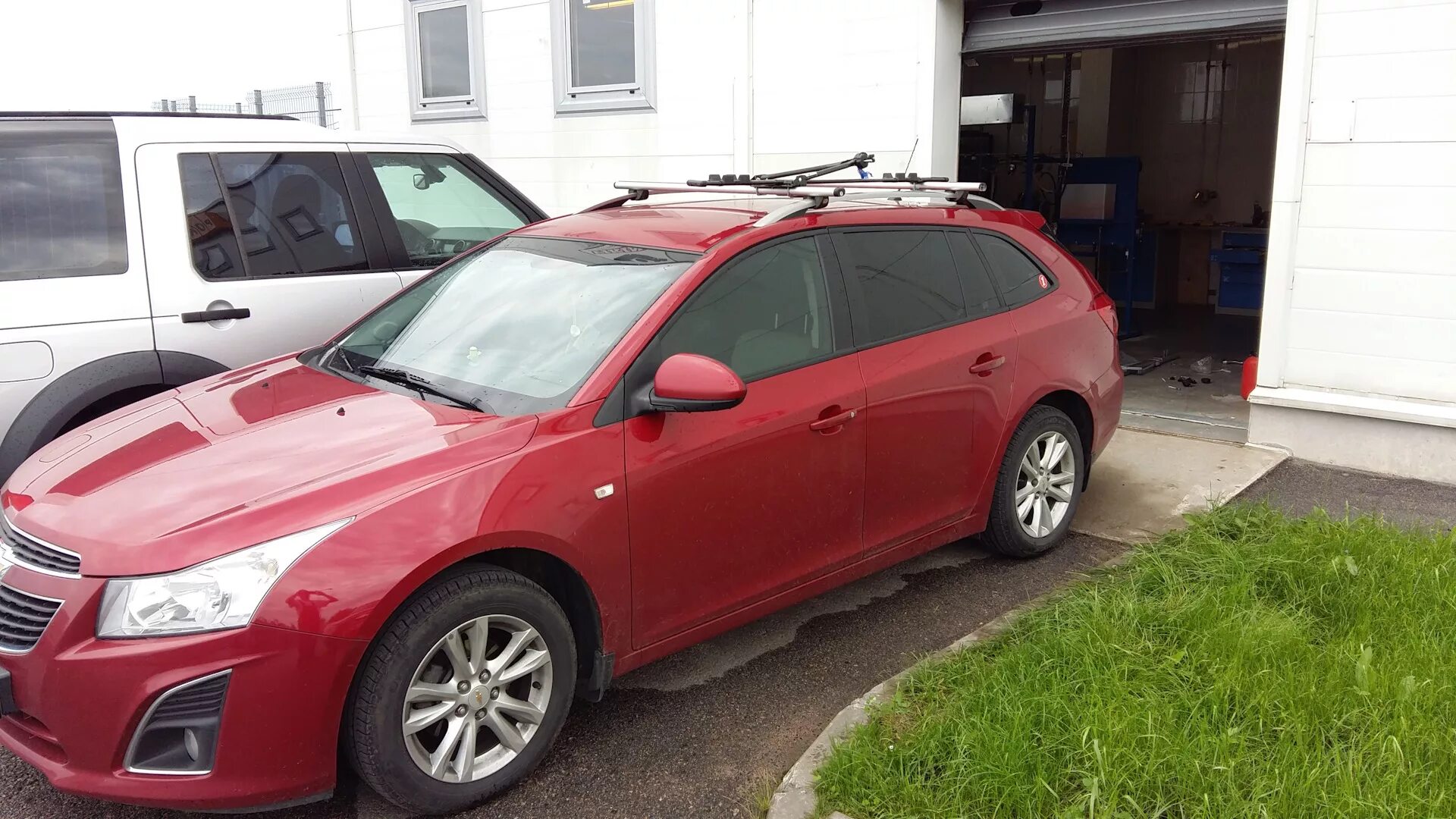 Chevrolet Cruze Station Wagon. Черная крыша Шевроле Круз универсал. Chevrolet Cruze универсал багажник на крышу. Кейс на крышу Шевроле Круз. Круз универсал авито