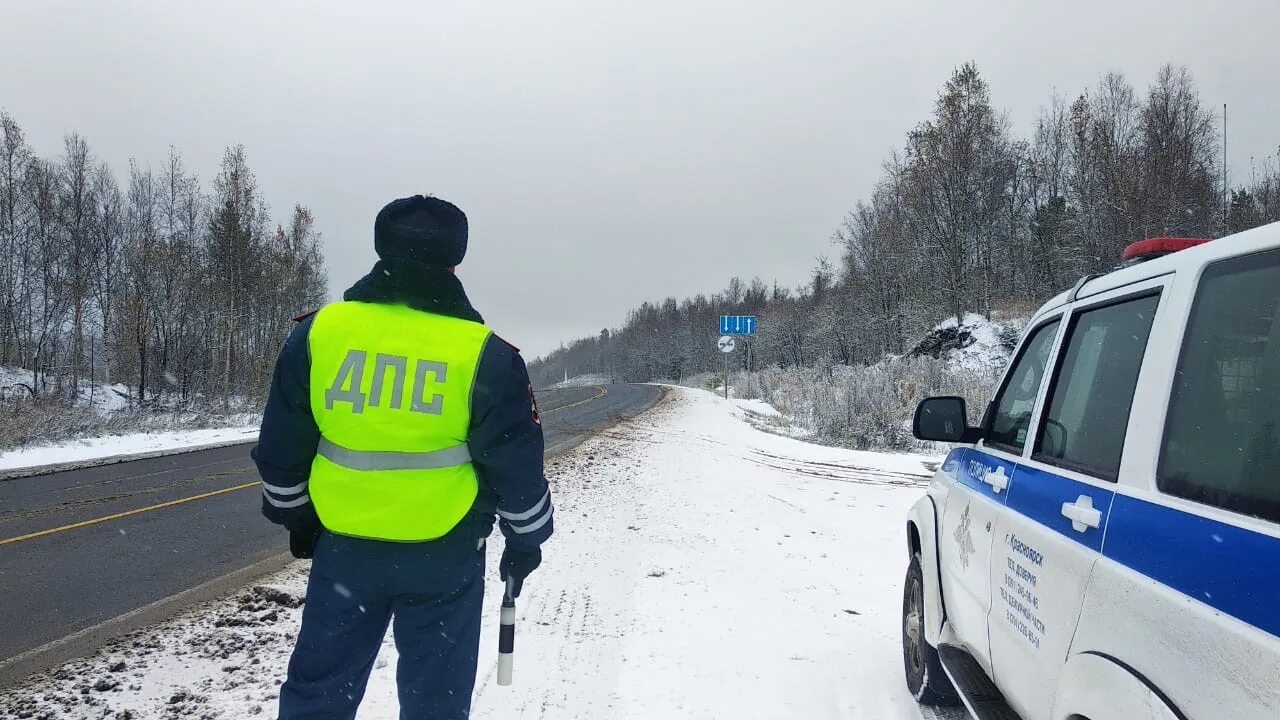 Усиленный режим. ГИБДД зимой. Гаишник зимой на трассе. ДПС зима. Гаишники на дороге зима.