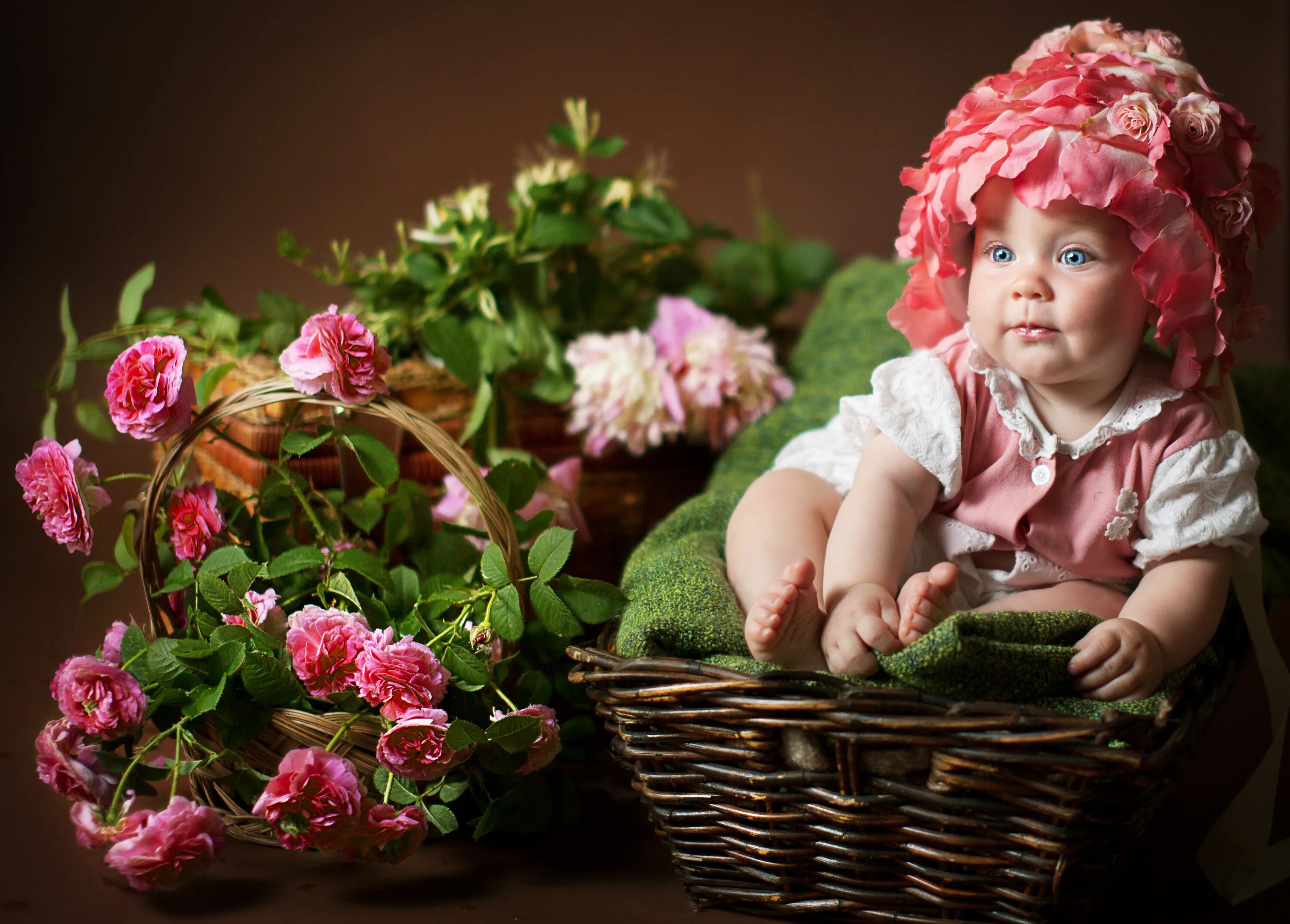 Рабочий стол мама. Дети цветы жизни. Цветы для детей. Фотосессия дети с цветами. Девочка с цветами.