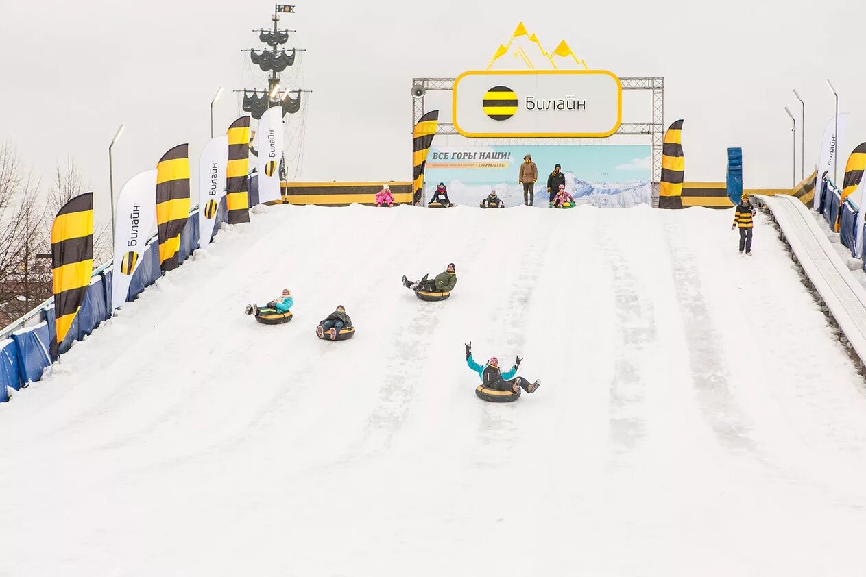 снежная горка в москве. тюбинг рекламный баннер. в москве открыли тюбинговую. кататься с горки. экстрим парк фристайл в москве тюбинг.