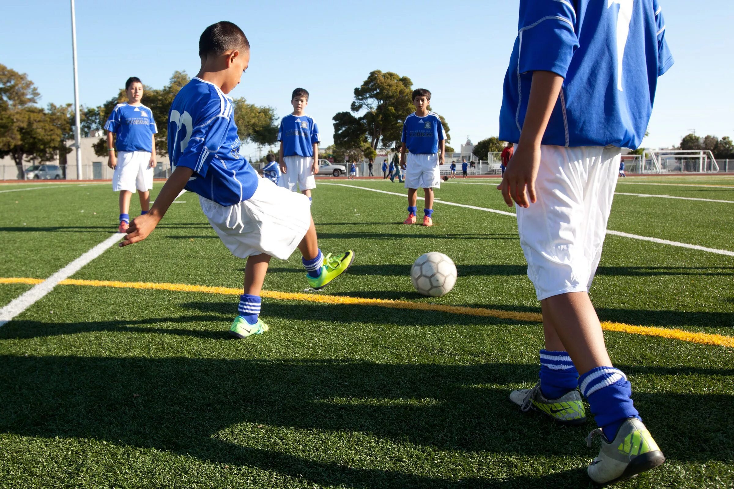 Обучение игре футбол. Спортивные игры для детей. Футбол дети. Мальчик с футбольным мячом. Игровые виды спорта.