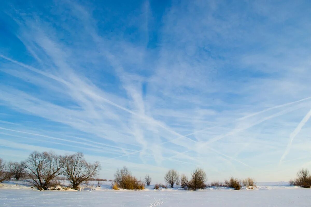 Облака на горизонте. Cirrus перистые облака. Перистые и перисто-слоистые облака. Зимнее небо. Морозное небо.