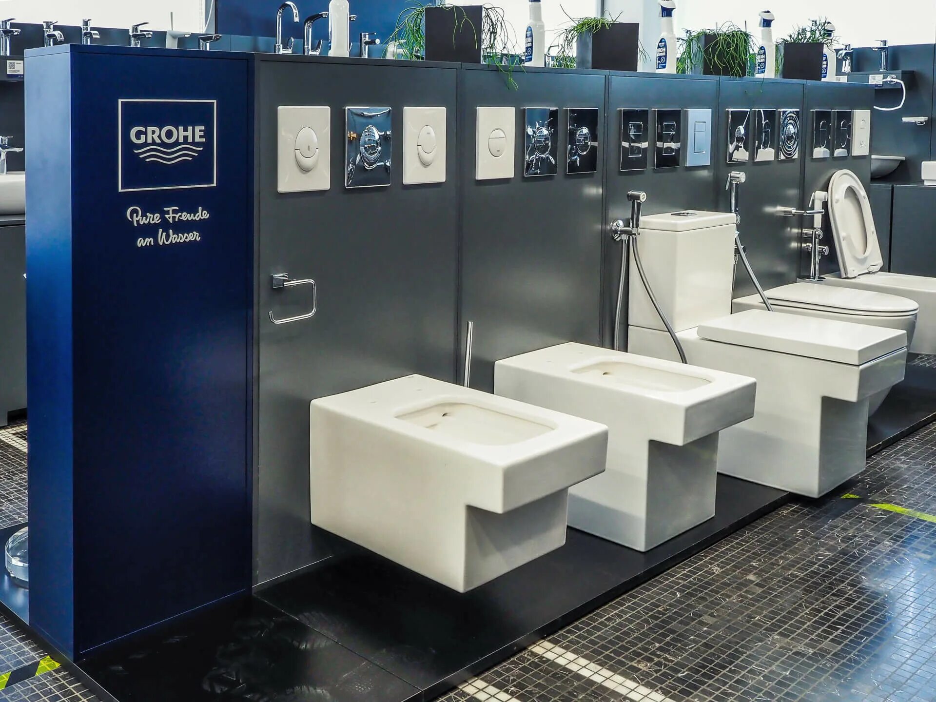 Сантехника Grohe шоурум Москва. Grohe смесители шоу рум. 115596 Стенд Grohe. Grohe 49 059. Грой сантехника сайт