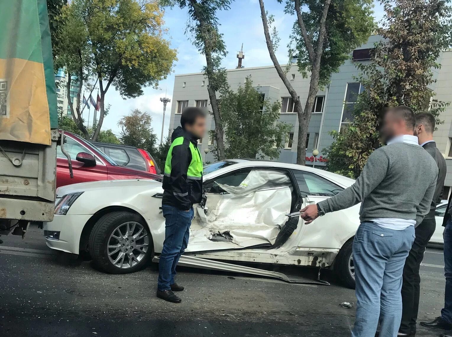 Авария на ново садовой. Авария на Московское шоссе Мичурина. Самара ДТП Мичурина Московское шоссе. Авария Газель Кадиллак.