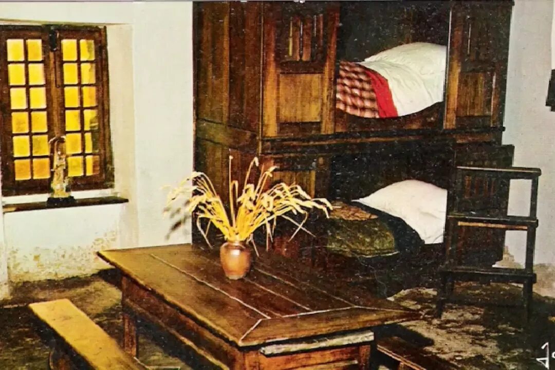 Снится квартира в которой жили раньше. Кровать Петра 1 в Голландии. Шкаф Петра 1 в Голландии спал. Кровать сидячая Петра первого домике Петра. Шкаф кровать Петра 1.