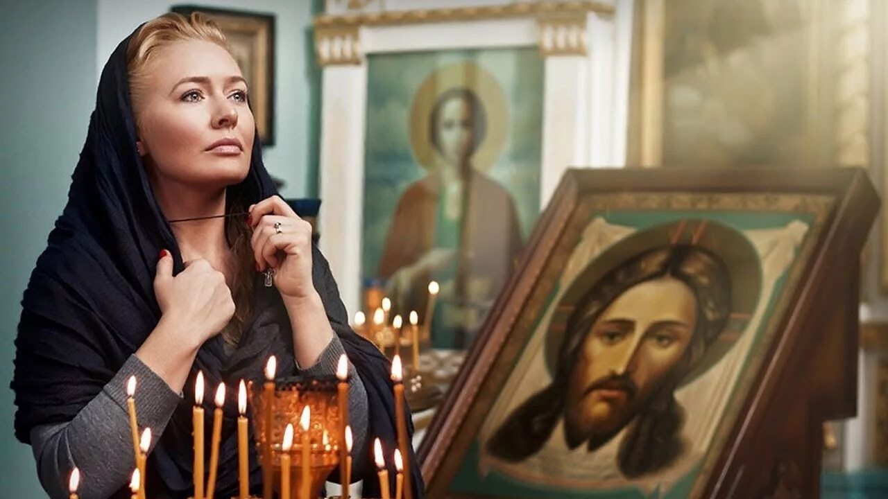 Женщина молится в храме. Женщина в церкви. Православная девушка в храме. Молитва в храме. Православная женщина.