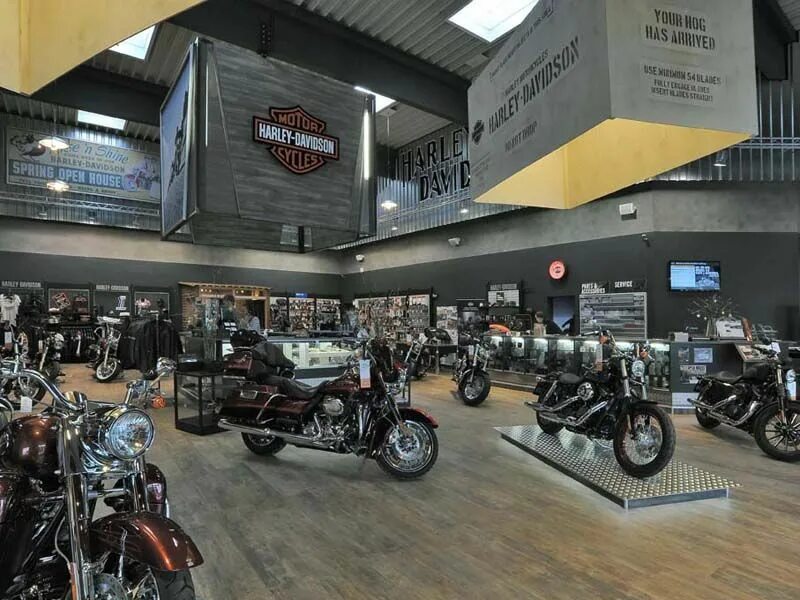 Harley Davidson Showroom. Салон мотоциклов. Салон мототехники. Мотоцикл в интерьере. Мопед салон
