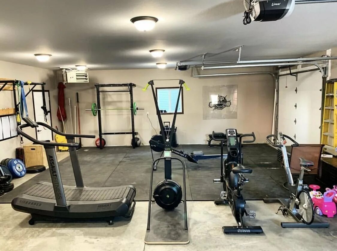 Мини тренажерный зал. Тренажерный зал garage gym. мини спортзал. домашний мини спортзал. тренажеры в подвале.