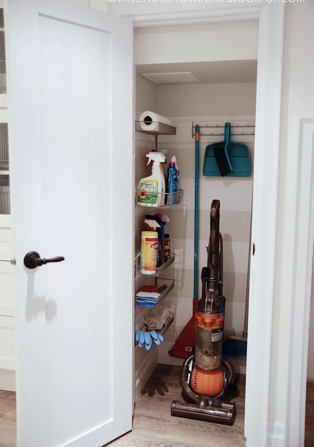 Хозяйственный шкаф. Шкаф для хранения пылесоса и швабры. Кладовая для хранения инвентаря.