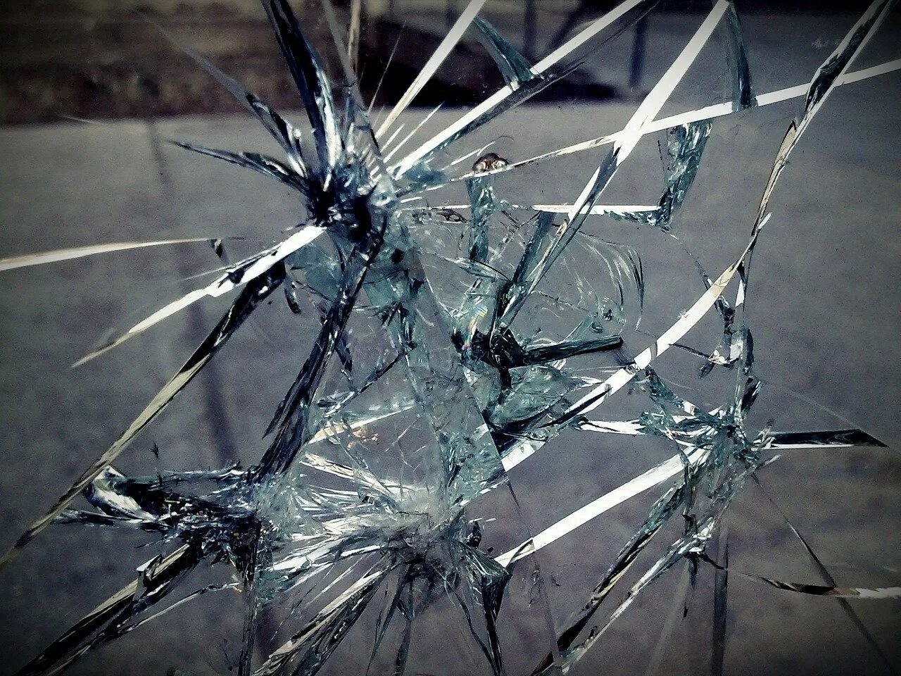 Стеклянные трещины. Разбитое стекло. Треснутое стекло. Картина разбитого стекла. Битые стекла.