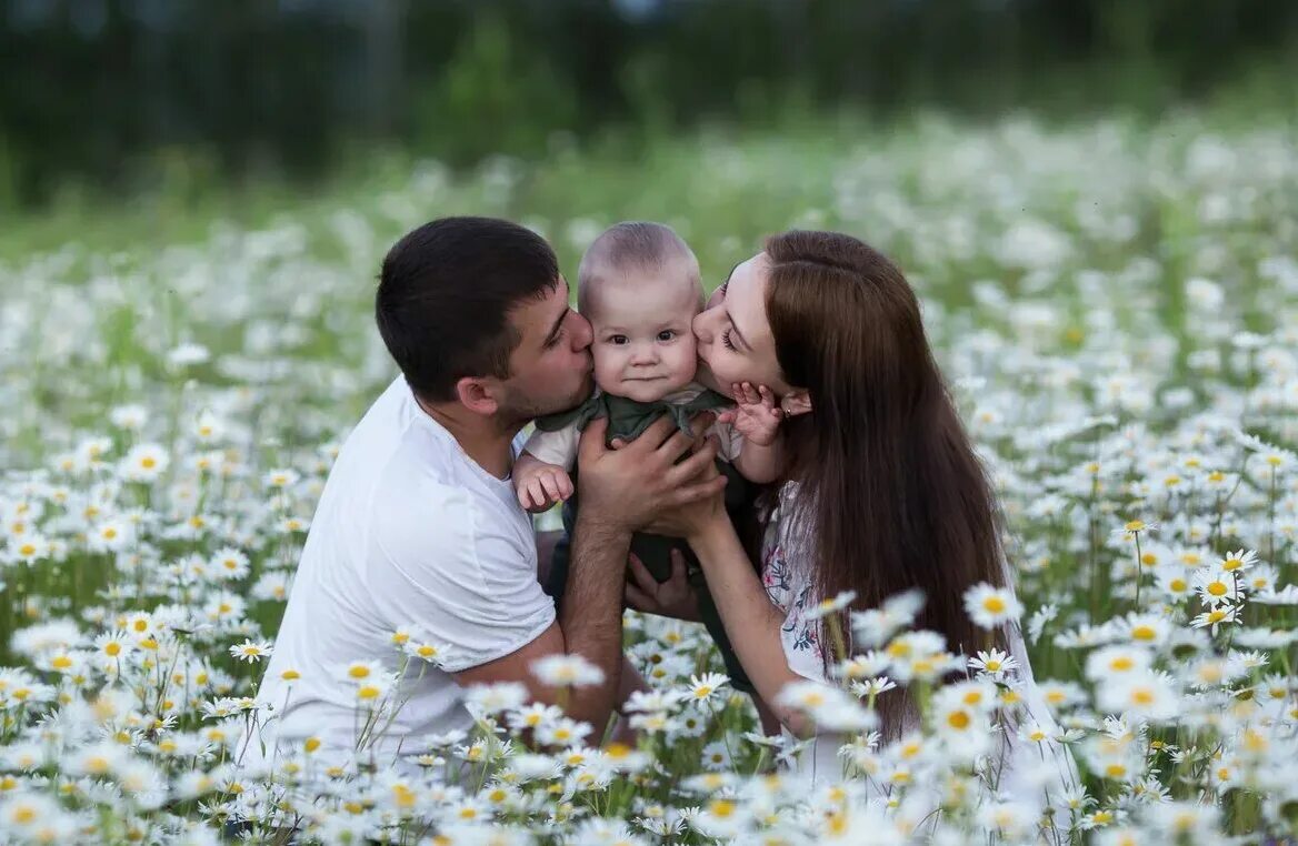 Go love family. Семья любовь. Семья в ромашковом поле. Фотосессия на день семьи. Ромашковое счастье.