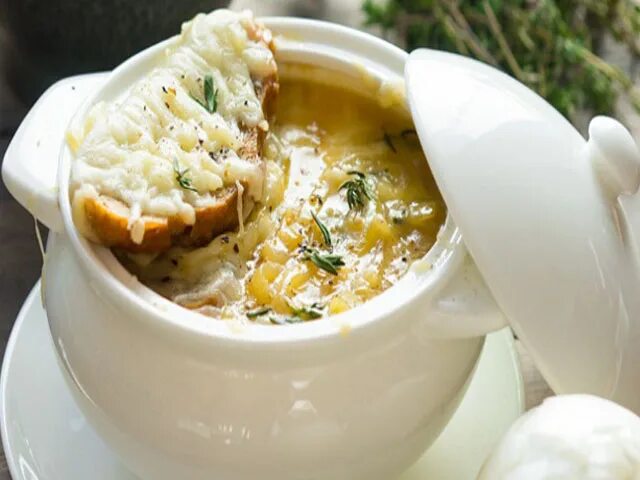 Сырно луковый суп. Французский луковый суп с гренками. Людовик луковый суп. Суп луковый с плавленным сыром. Французский луковый суп 17 век.