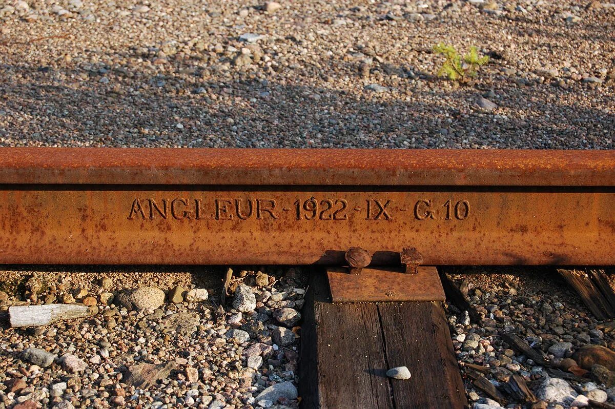 чугунный рельс как пишется. полотно для рельс. чугунный колесопровод 1788 год. рельсовые соединители. рельсовый лом.