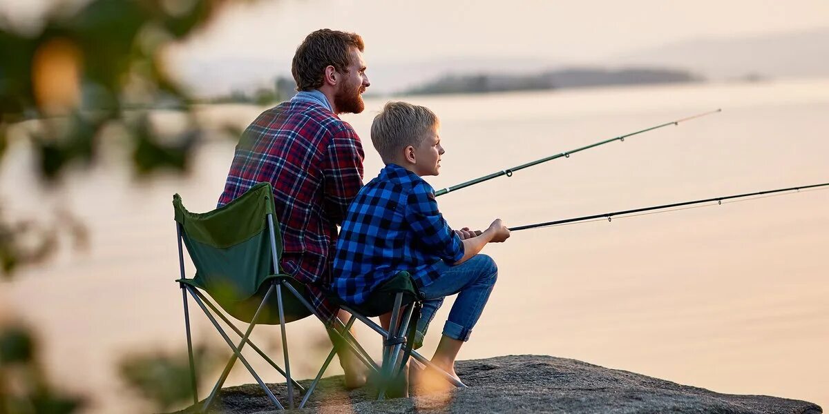 Папа ловил рыбу. Семья на рыбалке. Отец и сын на рыбалке. Папа с сыном на рыбалке. Фотосессия на рыбалке с семьей.