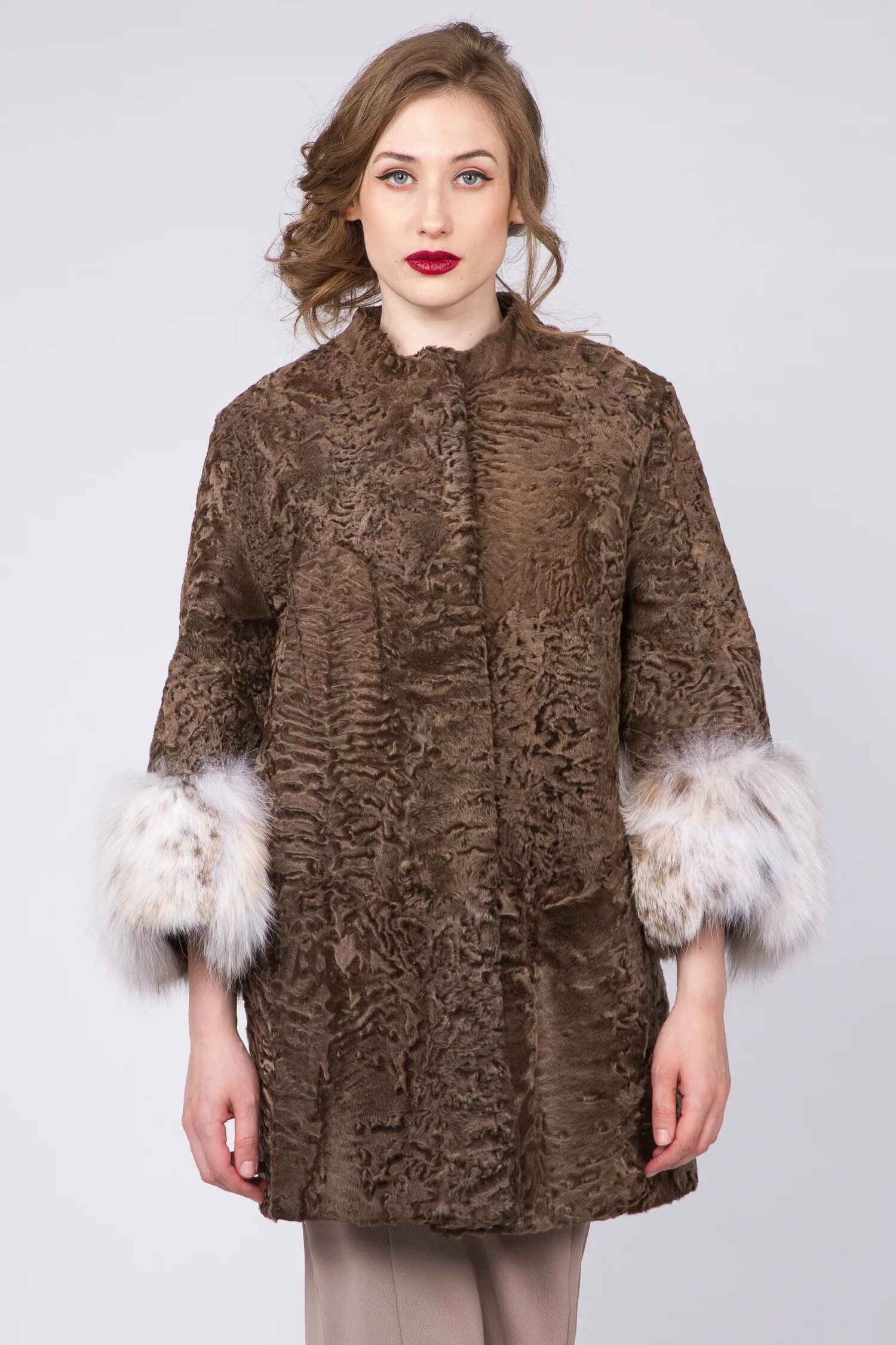 Шуба из каракуля 2021-2022. Шубы из каракуля оригинальные модели. Шубы из каракуля модели 2022. Пальто из каракуля каляев. Шуба браски каракуль.