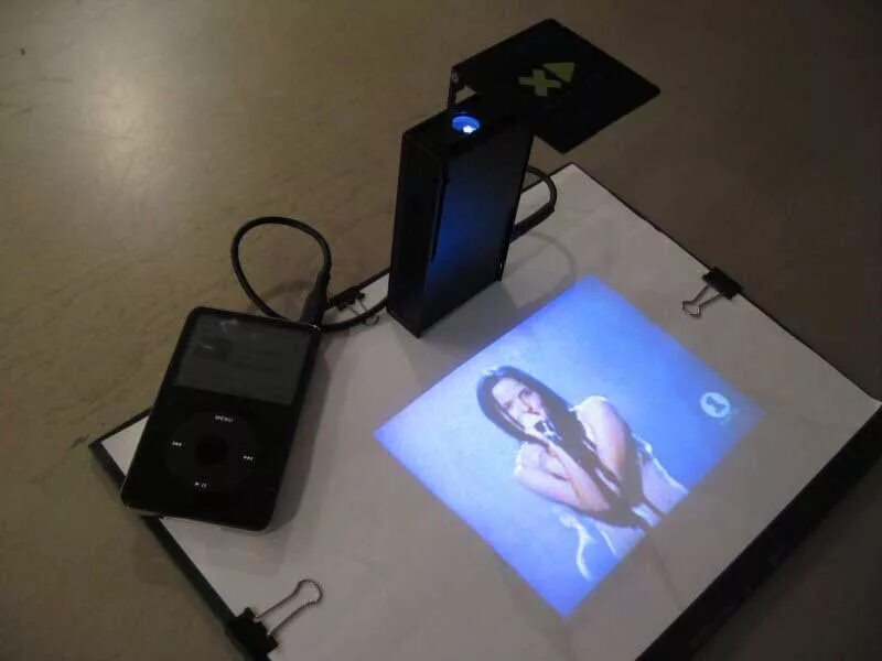Как сделать домашний проектор. Explay nano projector. проектор из телефона. проектор с телефона на стену. проектор в коробке.