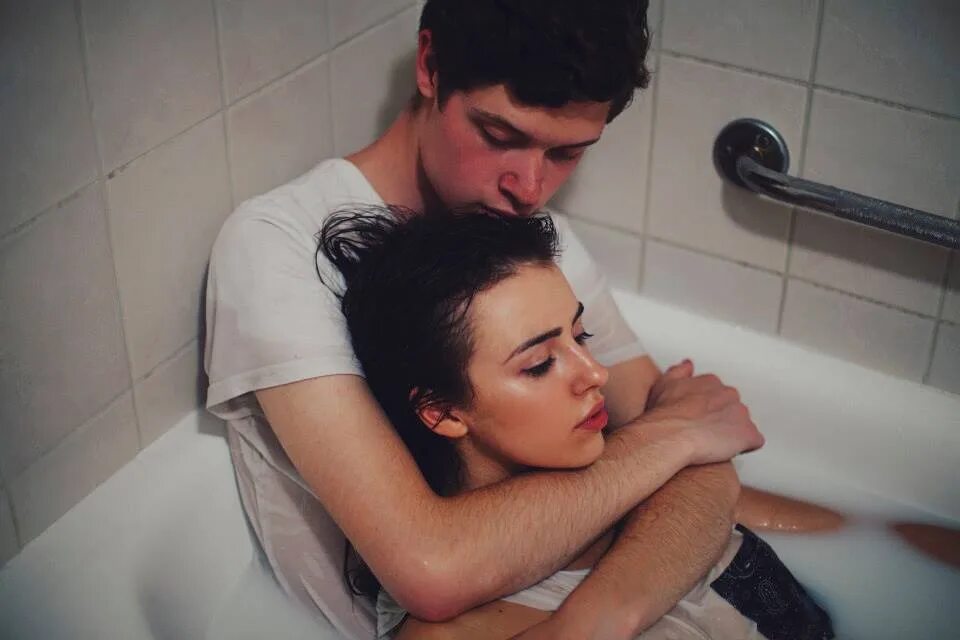 Парень с девушкой в ванне. Фотосессия пары в ванной. Мужчина в ванной. Парень и девушка в ванеее.