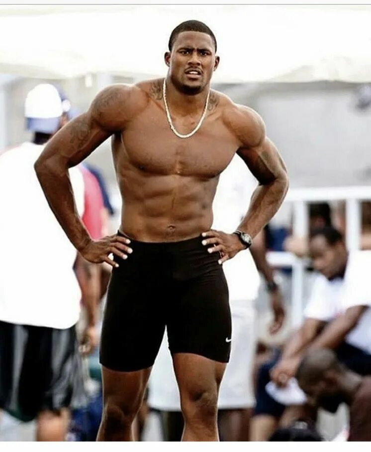 Темнокожие спортсмены. Красивые афроамериканцы спортсмен. Красивые чернокожие спортсмены. Негр спортсмен.