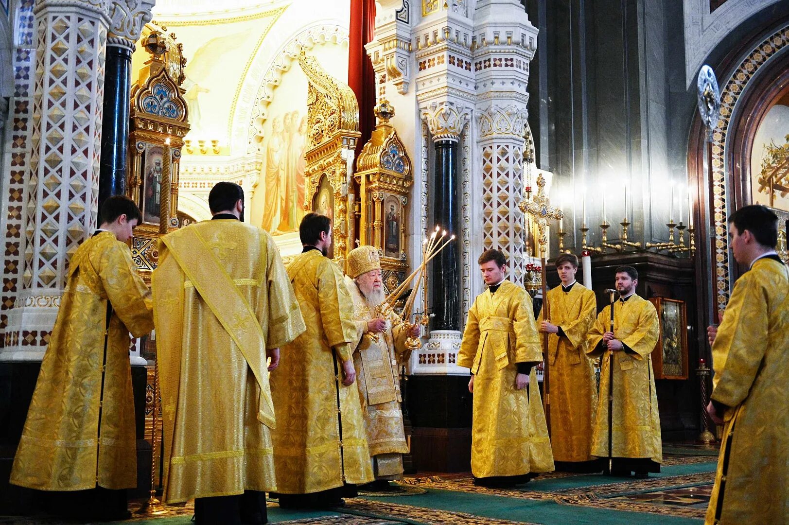 Трансляция богослужения в храме христа спасителя. Патриарх на службе в храме христа спасителя.