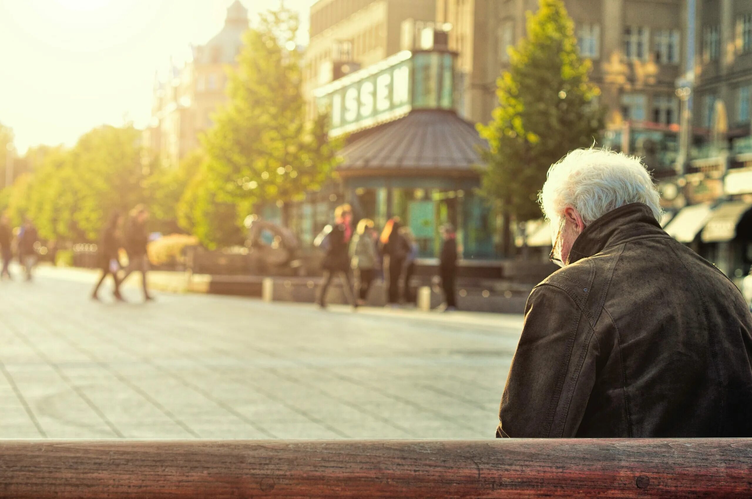How old man. Одинокий старик. Старики на скамейке спиной. Старички в городе. Одинокий старик на лавке.