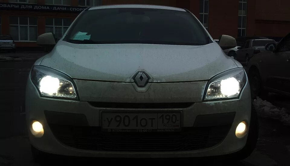 Рено меган 3 лампы ближнего. Доп свет на рено меган 2. доп свет на рено логан 2. renault megane 2 лампа ближнего света. лампочка дальнего света рено меган 2.