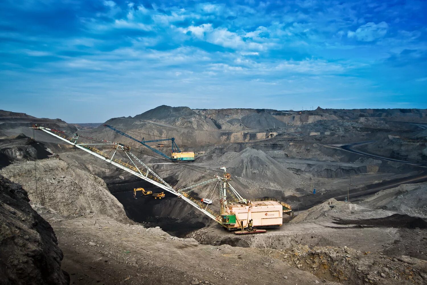 Кузнецкий угольный бассейн промышленности. ГУЗ басс угольная промышленность. Карьер угольный в Кузбассе. Добыча угля в Кузбассе.