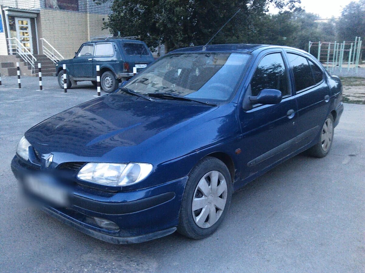 Renault 1997. Рено Меган 1997 года. Рено Меган 1 синий. Рено Меган 2001 год седан синий. Рено седан 1997 года.