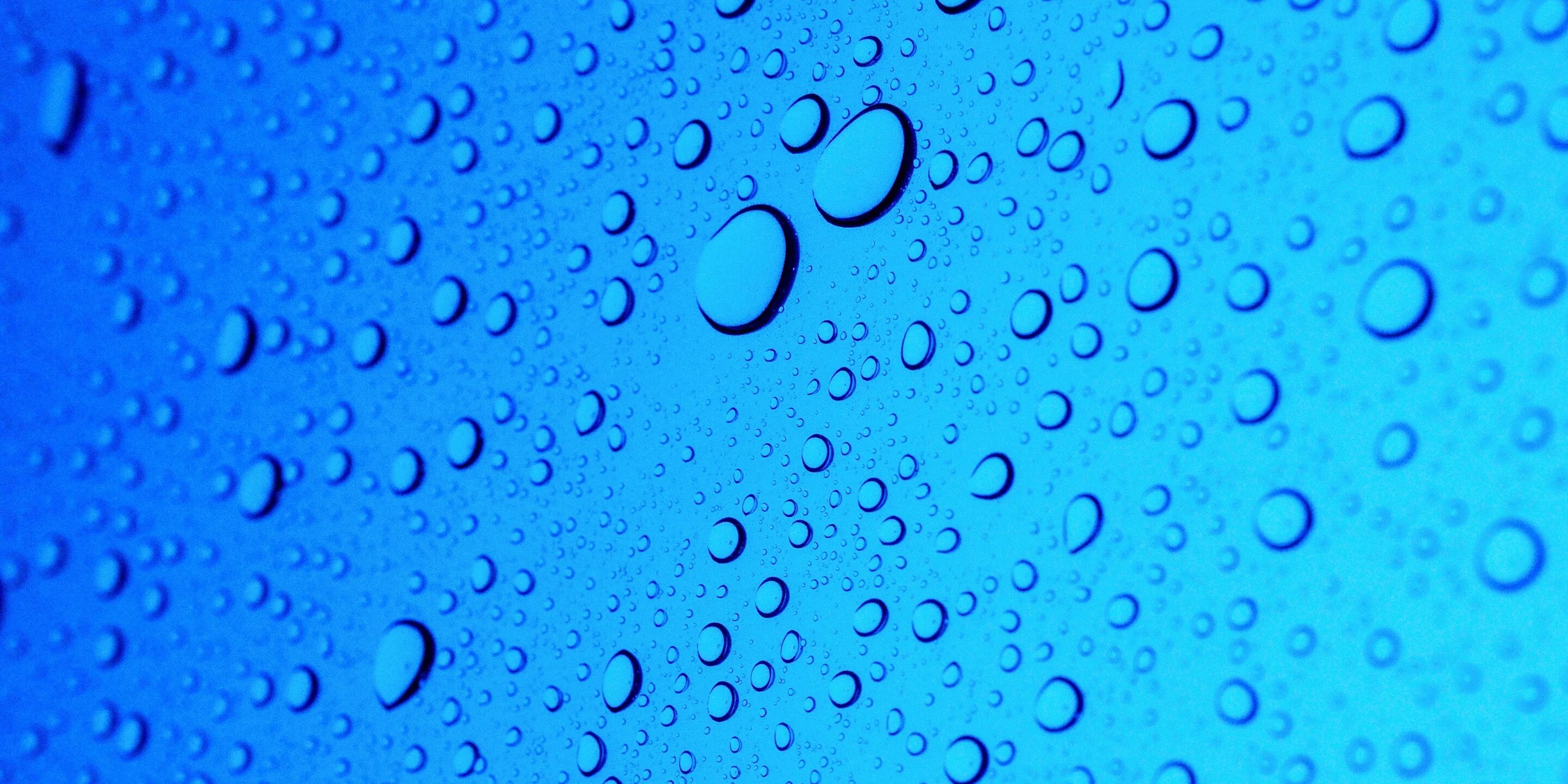 Голубые капли. Капли воды. вода фон. капли на синем фоне.