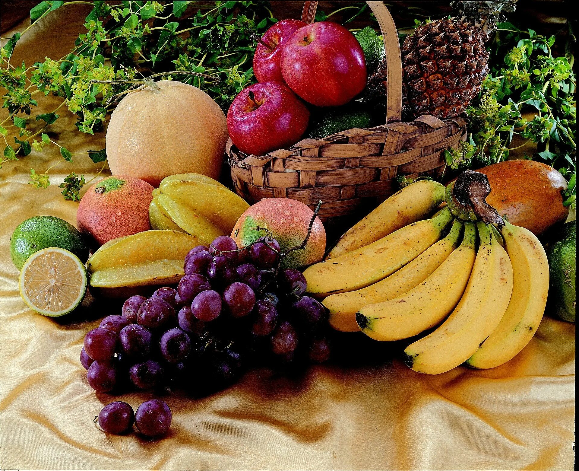 Какие фрукты едят в пост. Фрукты. Картина фрукты. Яблоки и бананы. Яблоки и овощи.