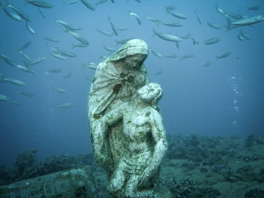 Самого древнего океана. Корабли под водой. Затонувшие под водой. Дно океана. Древние статуи на дне моря.