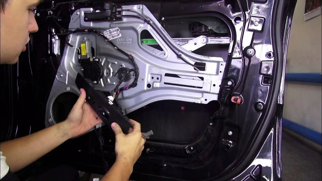 Как разобрать дверь, вынуть стекло Kia Sportage 2004—2010 - YouTube