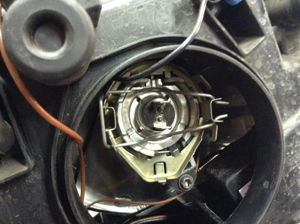 Крепление лампочки ближнего света калина 2. Лампочка ближнего света калина 2. Лампа ближнего света ваз 1118. Лампочка ближнего света лада калина. Крепление лампочки ближнего света калина 2 универсал.