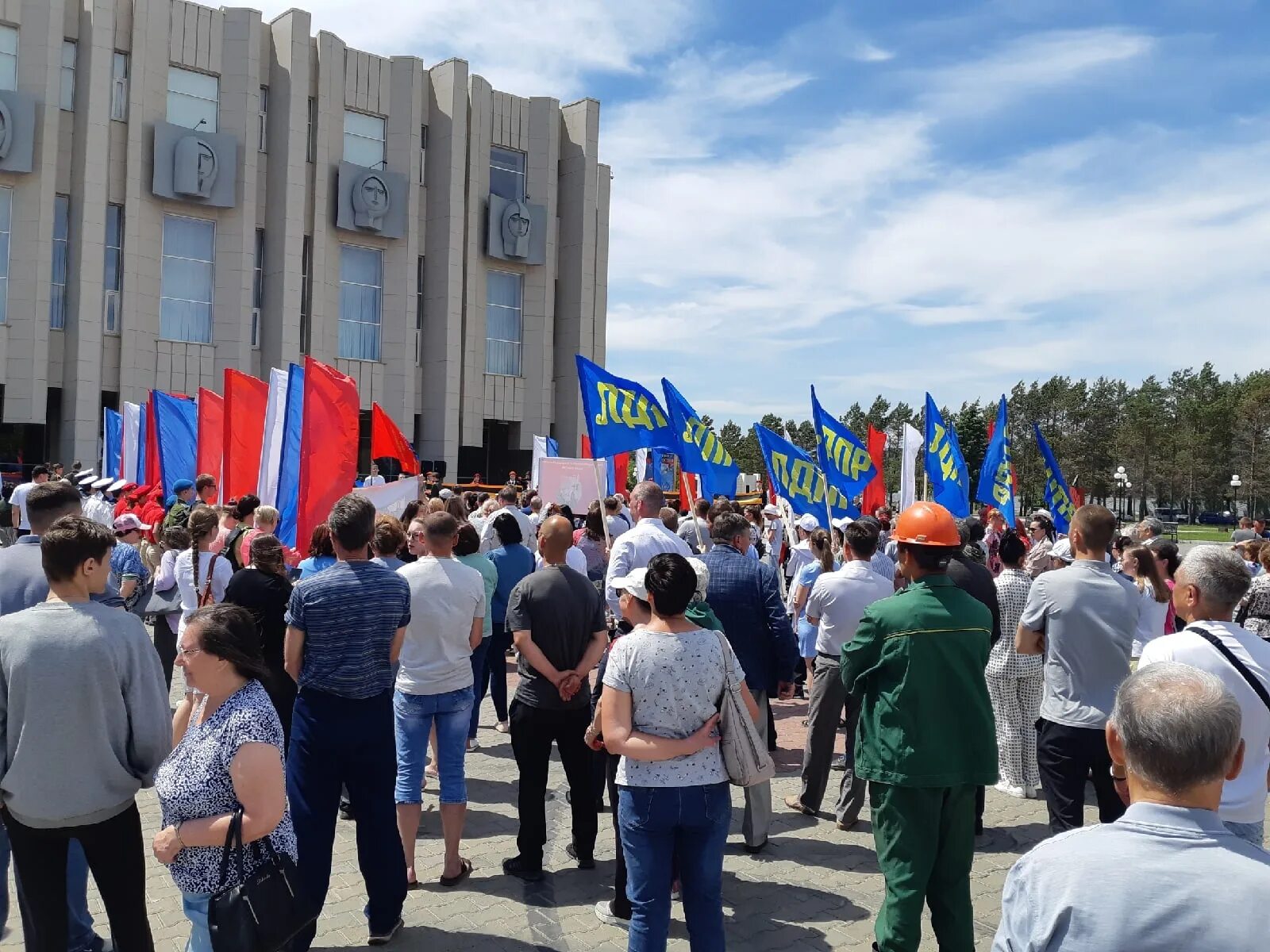 Митинги в Комсомольске на Амуре. Митинг фото. Митинги в России. Митинг на театральной площади (Грозный). Митинг в поддержку президента