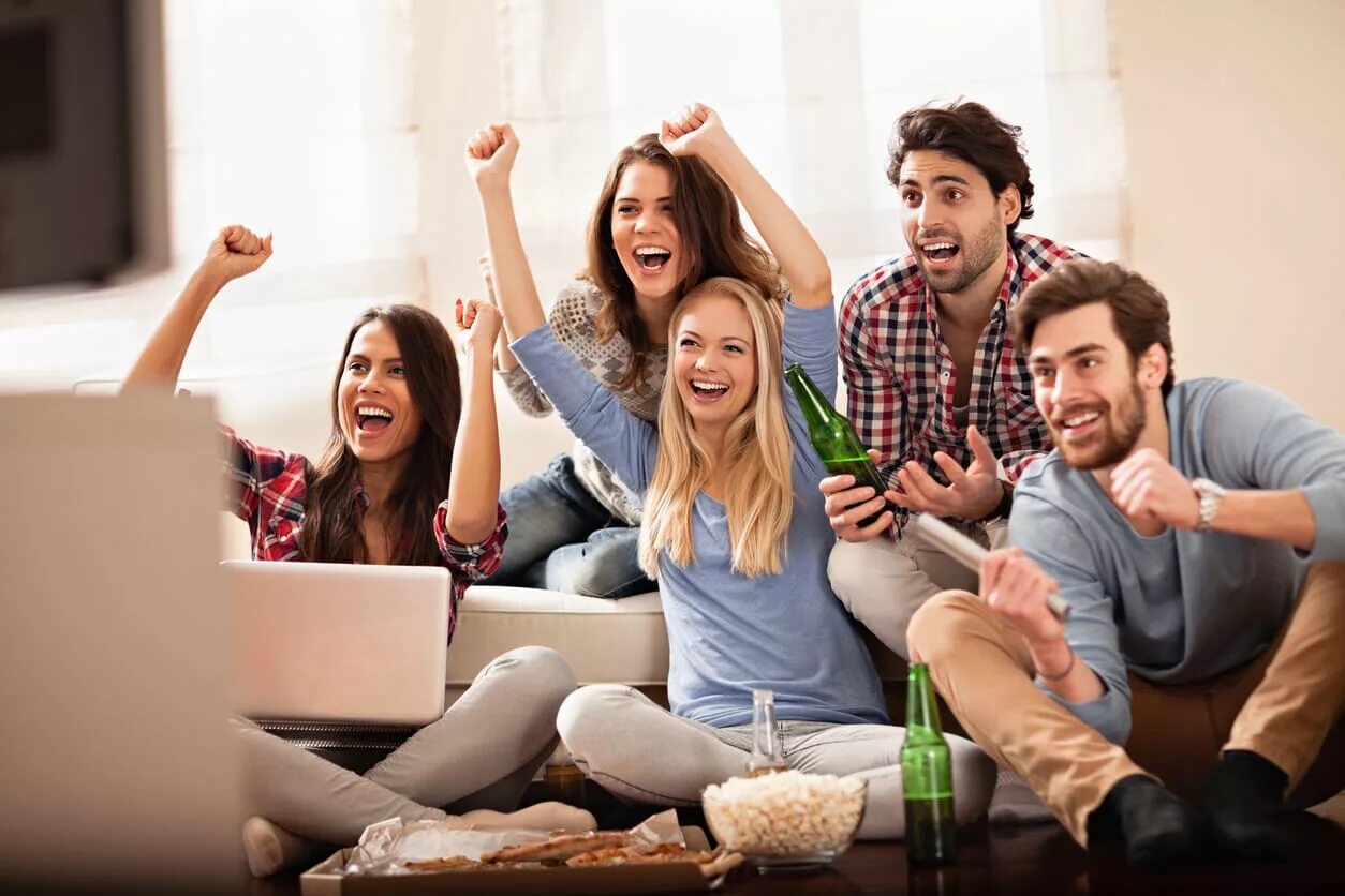 Enjoy watching friends. Enjoy watching friends. домашние посиделки с друзьями. компания друзей смотрит футбол. Enjoy watching friends.