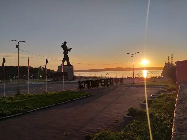 Северодвинск североморск. Североморск набережная. североморск полярный день. ночной североморск. центральный парк североморска.