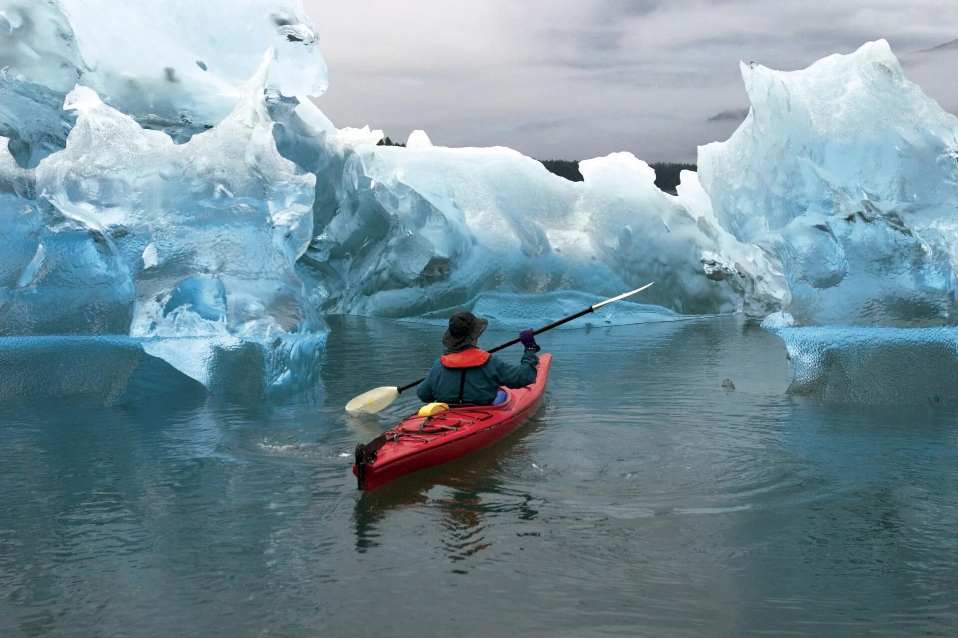 Каяк Аляска. Аляска каякинг ледники. Морской каякинг. Лодка на льду.