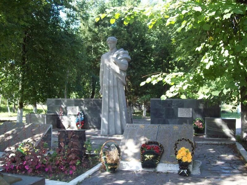 мемориал скорбящая мать змиёвка. родниковской. день змиевки орловская область. змиёвка свердловский район. мемориал свердловский район змиевка.