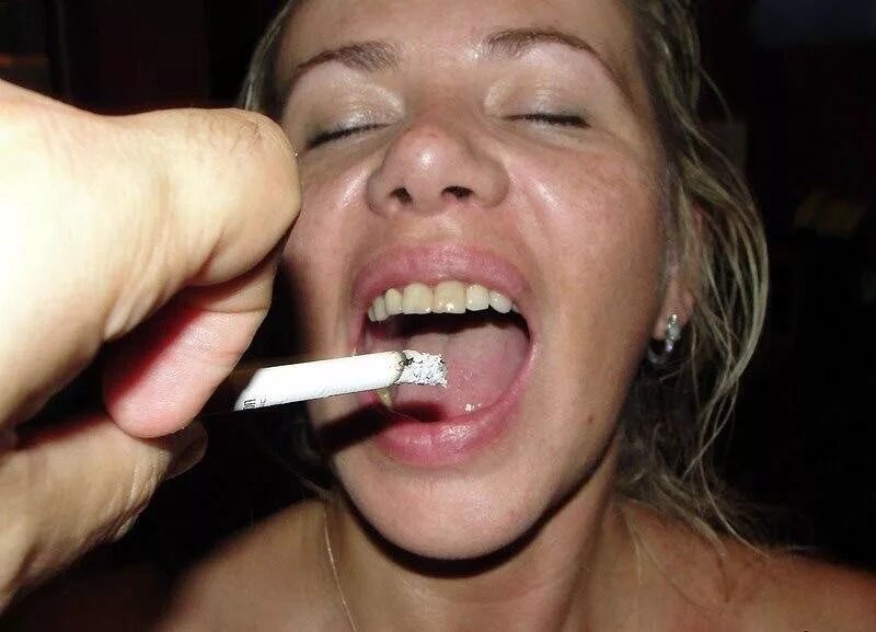 Красивая девушка заглатывает. Девушка пьет. Девушка с языком. Fellucia blow анастасия островская. Окончил в ротик.