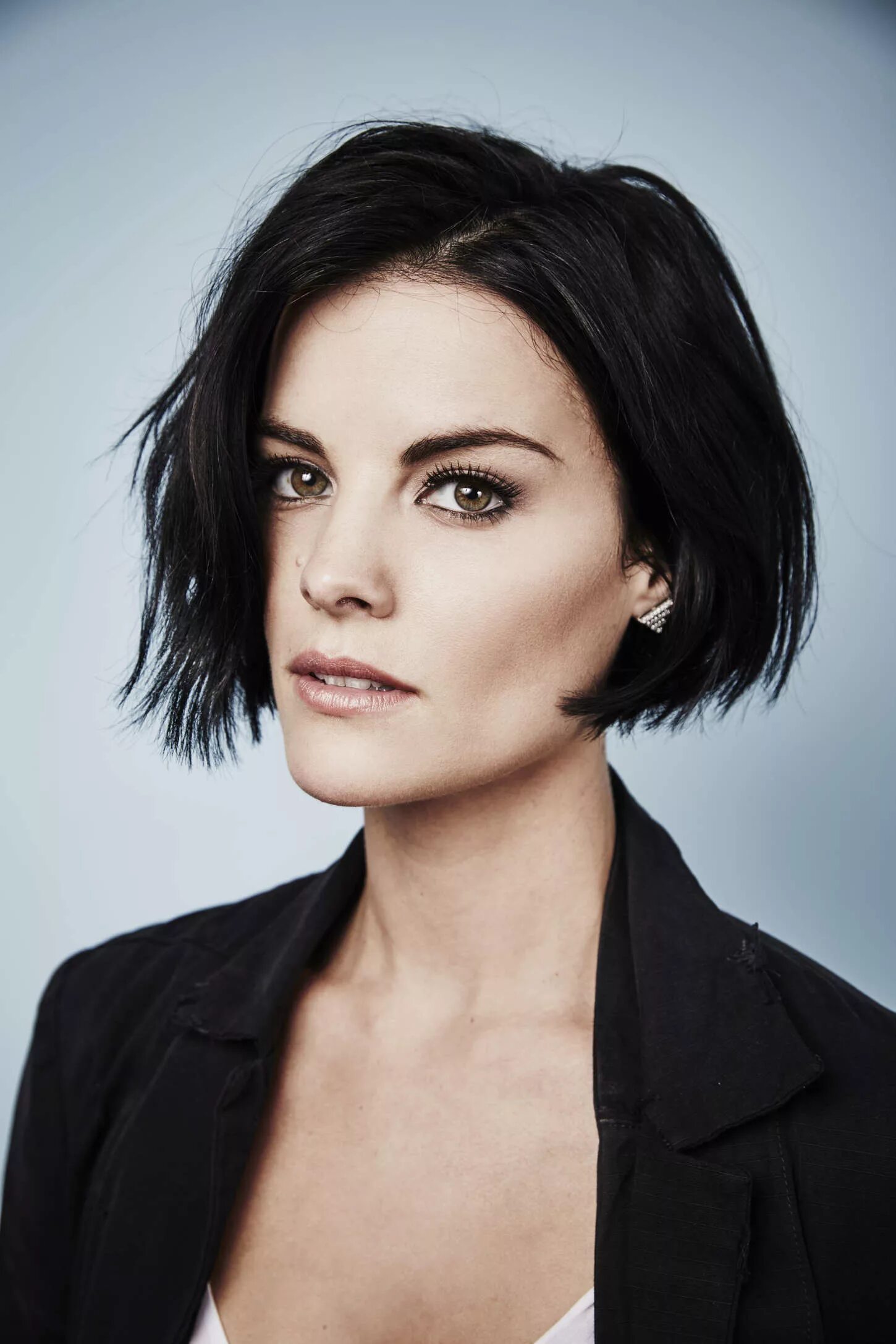 Джейми Александер стрижки. Джейми Александер с короткой стрижкой. Jaimie Alexander короткая стрижка.