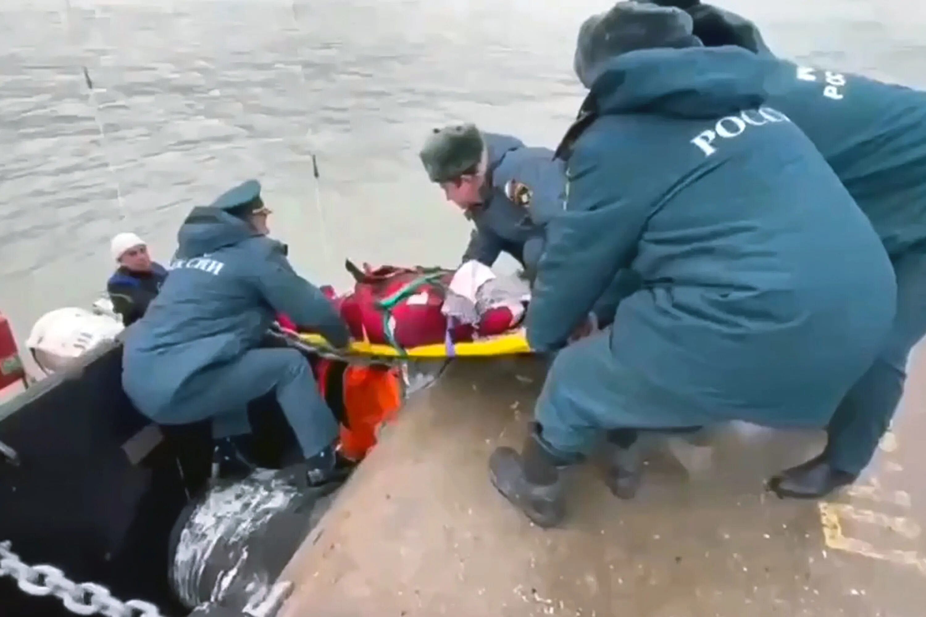 Утонул мчс. Мчс фото. новороссийск затонуло судно. мчс спасает.