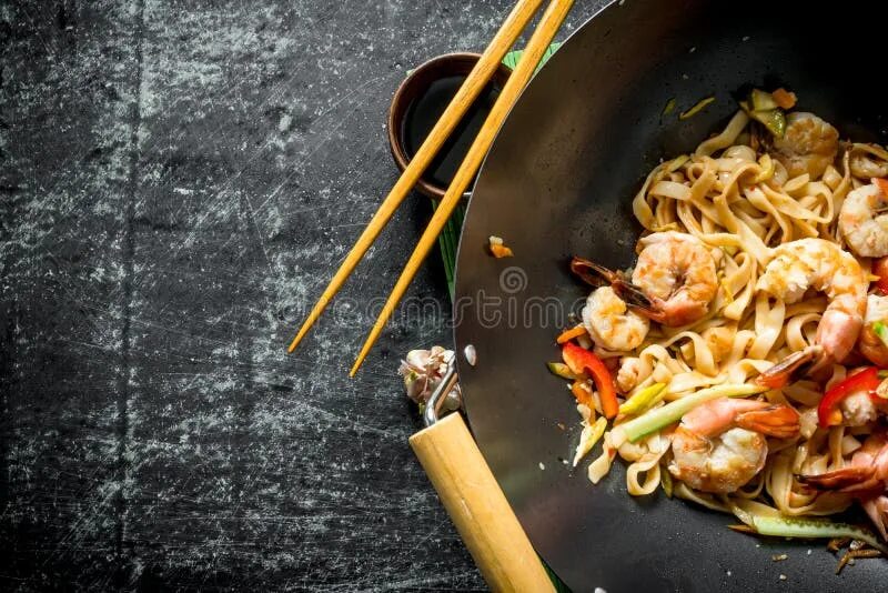 Удон с яйцом. Лапша удон wok. китайский вок. лапша удон с морепродуктами в сливочном соусе. лапша вок в коробочке.