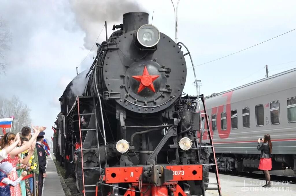 Станция черкесск. Поезд Победы Невинномысск. Ретро поезд победа. Железная дорога в Черкесске. Поезд Победы Черкесск.