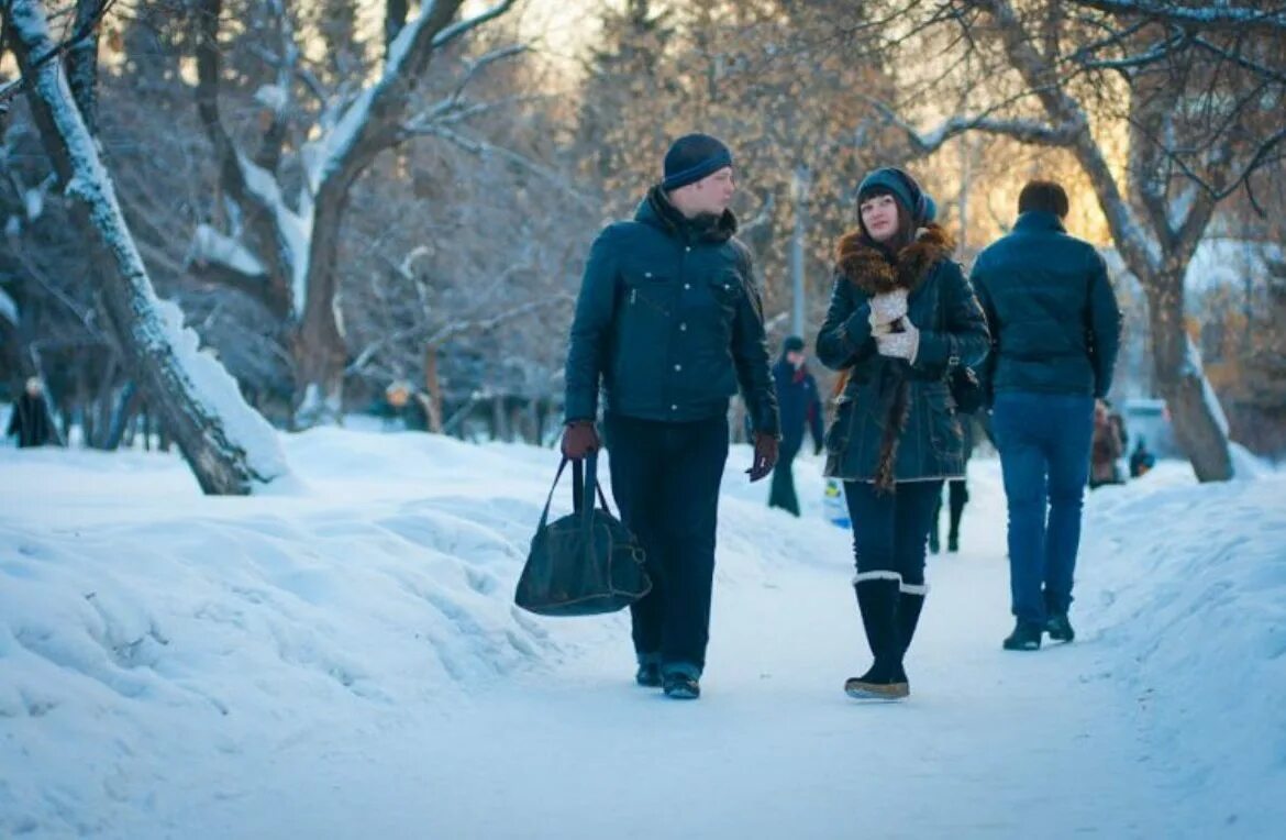 Холодно в городе без тебя. Люди зимой на улице. Люди зимы. Прогулка зимой. Люди в парке зимой.